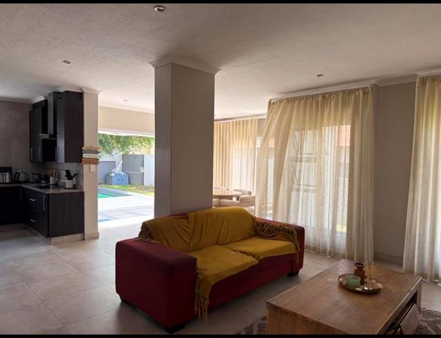 4 BEDROOM TOWNHOUSE FOR SALE IN THATCHFIELD